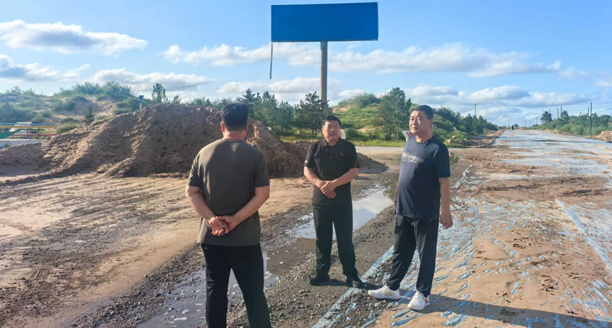 旗人民政府副旗长张永全现场督导项目建设进展.jpg