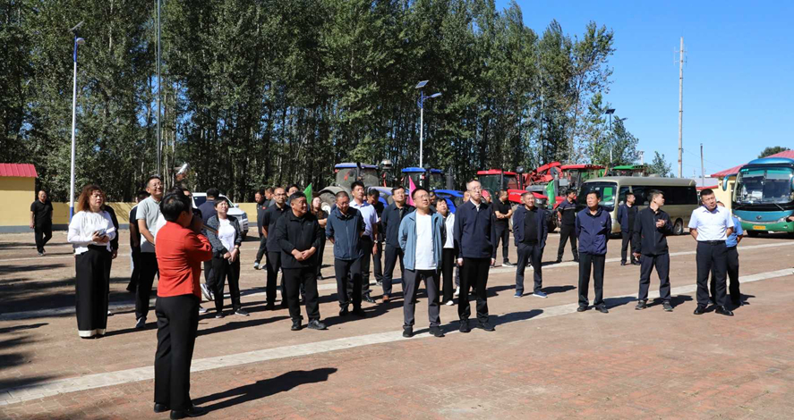 旗委常委、旗人民政府副旗长苏立志参加奈曼旗农业农村现场拉练会暨苏木乡镇党委书记抓党建促乡村振兴“比武争星”擂台赛活动.jpg