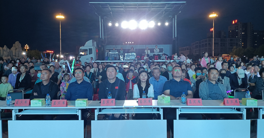 旗人民政府副旗长刘洋出席奈曼旗乌兰牧骑铸牢中华民族共同体意识暨2024年“学·创·演”新作品展演专场演出.jpg