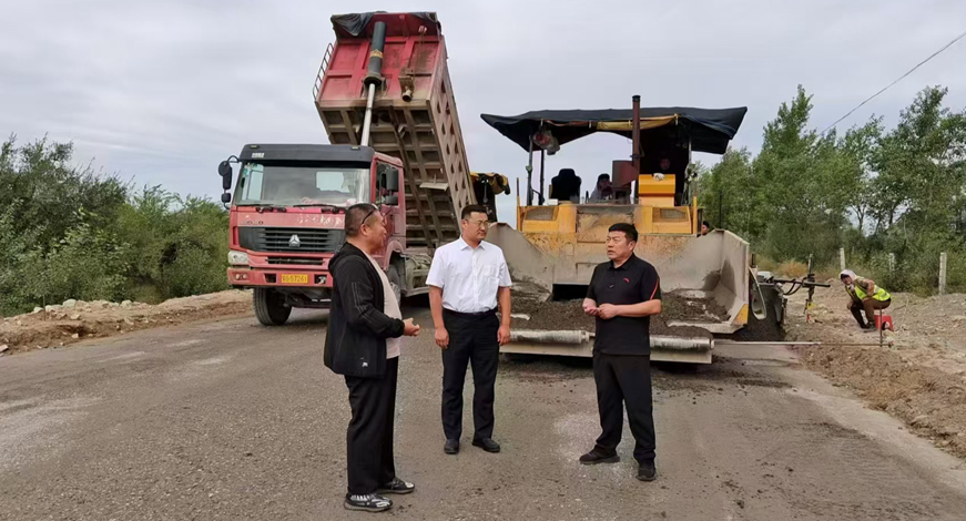 旗人民政府副旗长刘洋实地督导项目建设进展情况.jpg